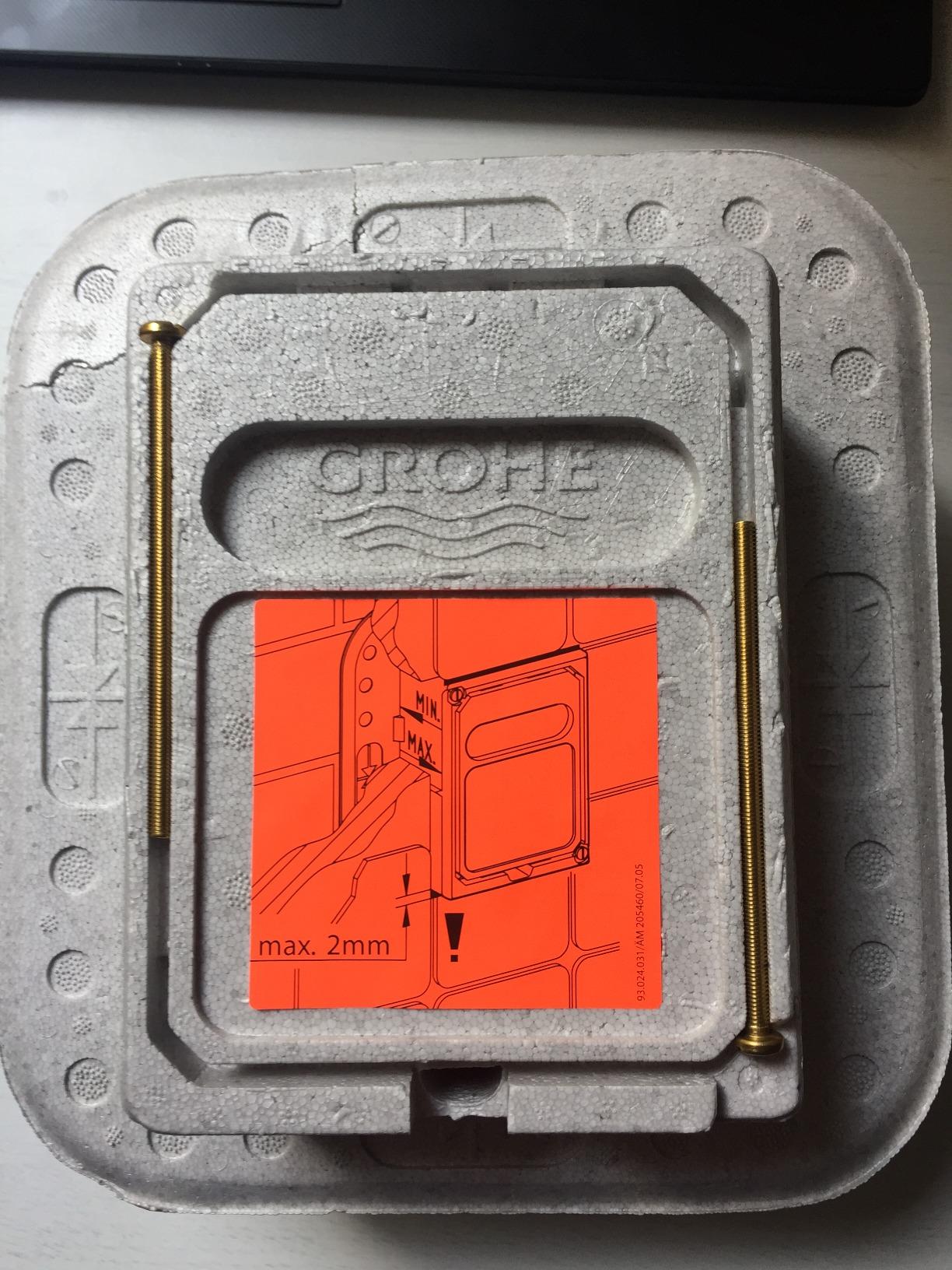 Grohe Essence E 36447000 rubinetto lavabo a parete cromo 230V